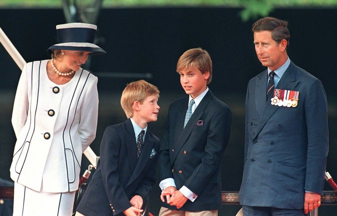 1995: Prinzessin Diana (l-r), ihre Kinder Harry und William und Prinz Charles während einer Gedenkfeier in London.<span class='image-autor'>Foto: picture alliance / dpa | -</span>