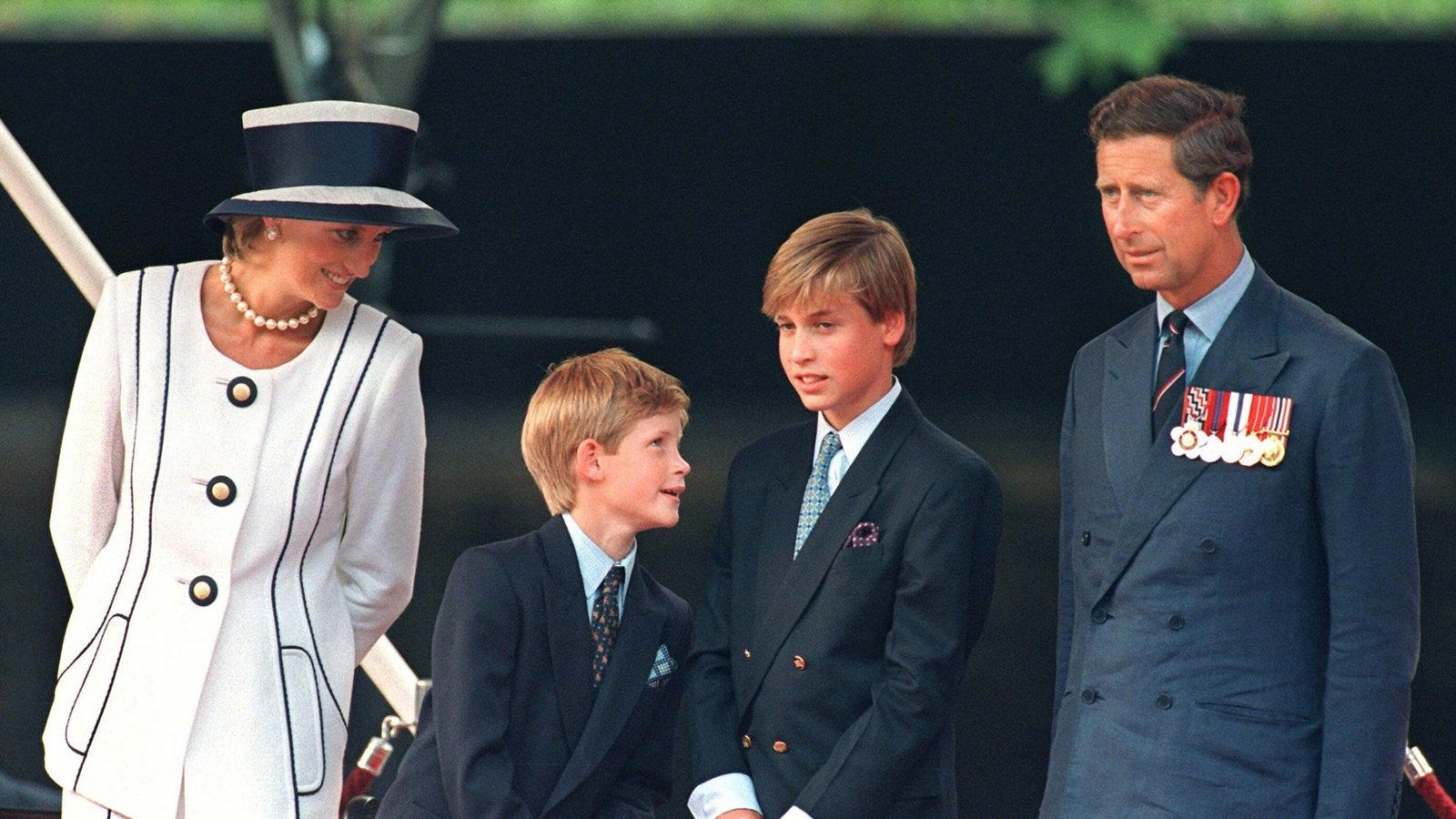 1995: Prinzessin Diana (l-r), ihre Kinder Harry und William und Prinz Charles während einer Gedenkfeier in London.Foto: picture alliance / dpa | -