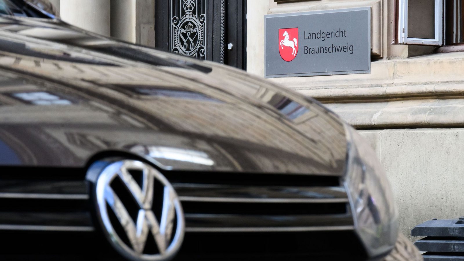 Mehr als zehn Jahre nach dem Auffliegen des Dieselskandals bei VW sind die Gerichtsverfahren längst nicht abgeschlossen. (Archivbild)Foto: Julian Stratenschulte/dpa Pool/dpa