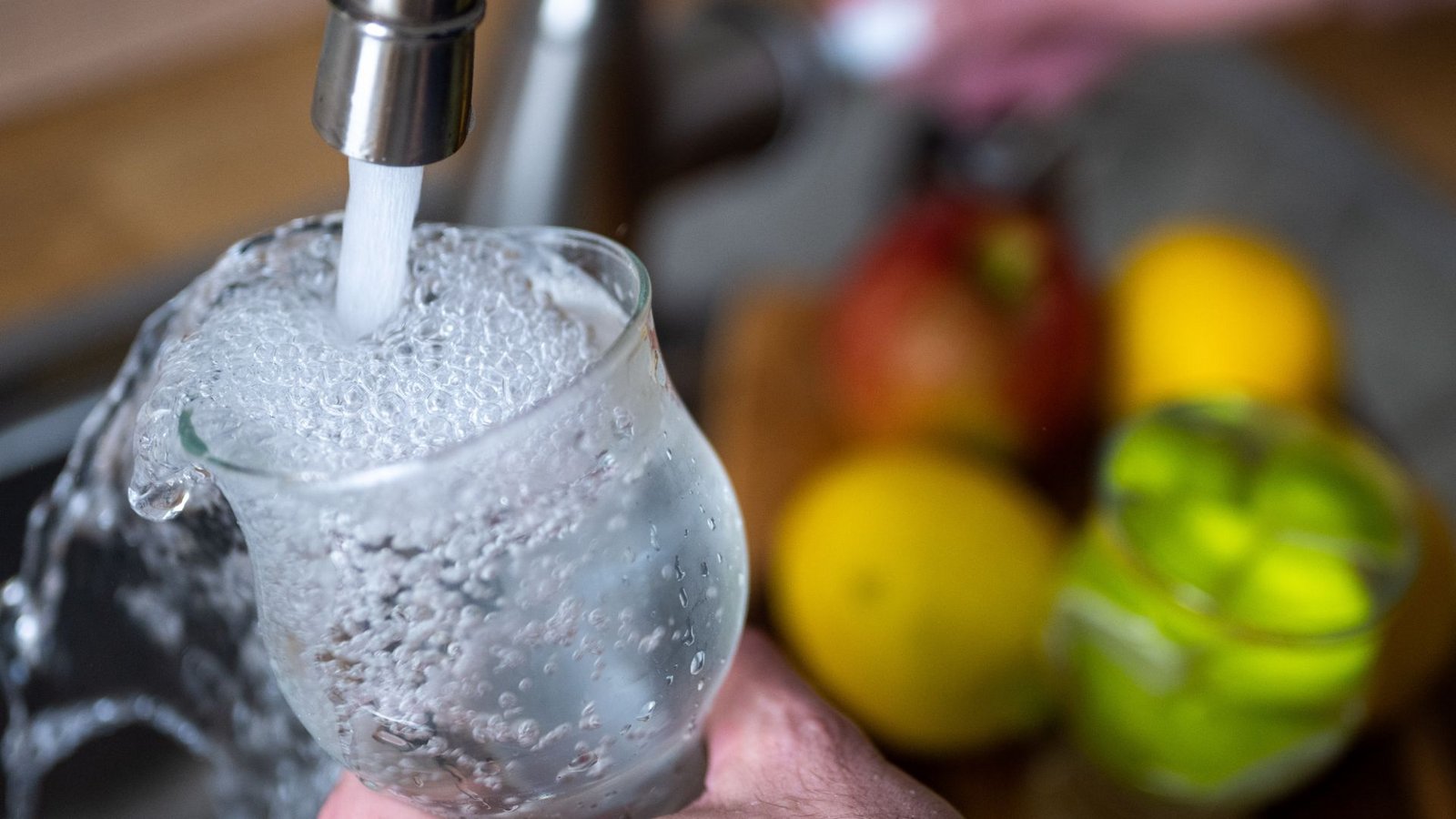 Trinkwasser wird in den kommenden Jahren deutlich teurer.Foto: dpa/Monika Skolimowska Trinkwasser wird in den kommenden Jahren deutlich teurer.Foto: dpa/Monika Skolimowska