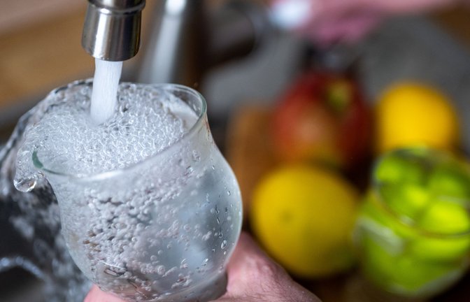Trinkwasser wird in den kommenden Jahren deutlich teurer.<span class='image-autor'>Foto: dpa/Monika Skolimowska</span>