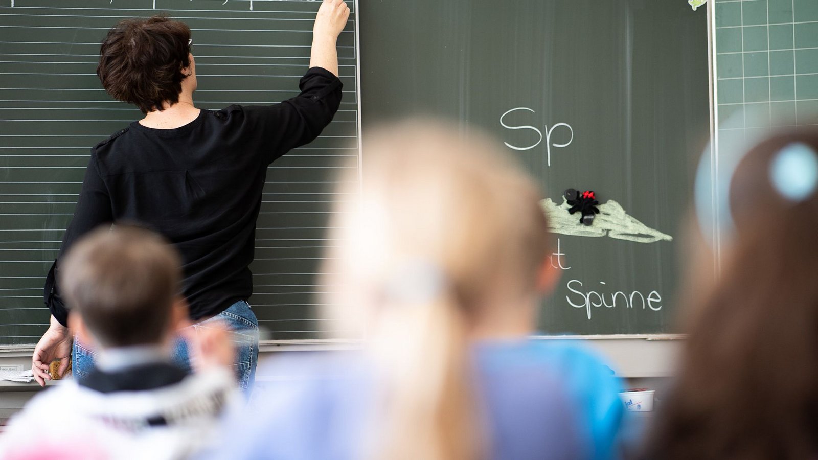 Den Mangel an Schulleiterinnen und Schulleitern ergab eine Umfrage der „Neuen Osnabrücker Zeitung“. (Symbolbild)Foto: dpa/Sebastian Gollnow Den Mangel an Schulleiterinnen und Schulleitern ergab eine Umfrage der „Neuen Osnabrücker Zeitung“. (Symbolbild)Foto: dpa/Sebastian Gollnow