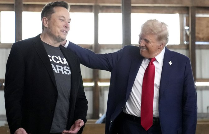 Elon Musk, CEO von Tesla und SpaceX, und  US-Präsident Donald Trump. In einem Fake-Video küsst Trump Musk die Füße (Archivfoto).<span class='image-autor'>Foto: dpa/Alex Brandon</span>