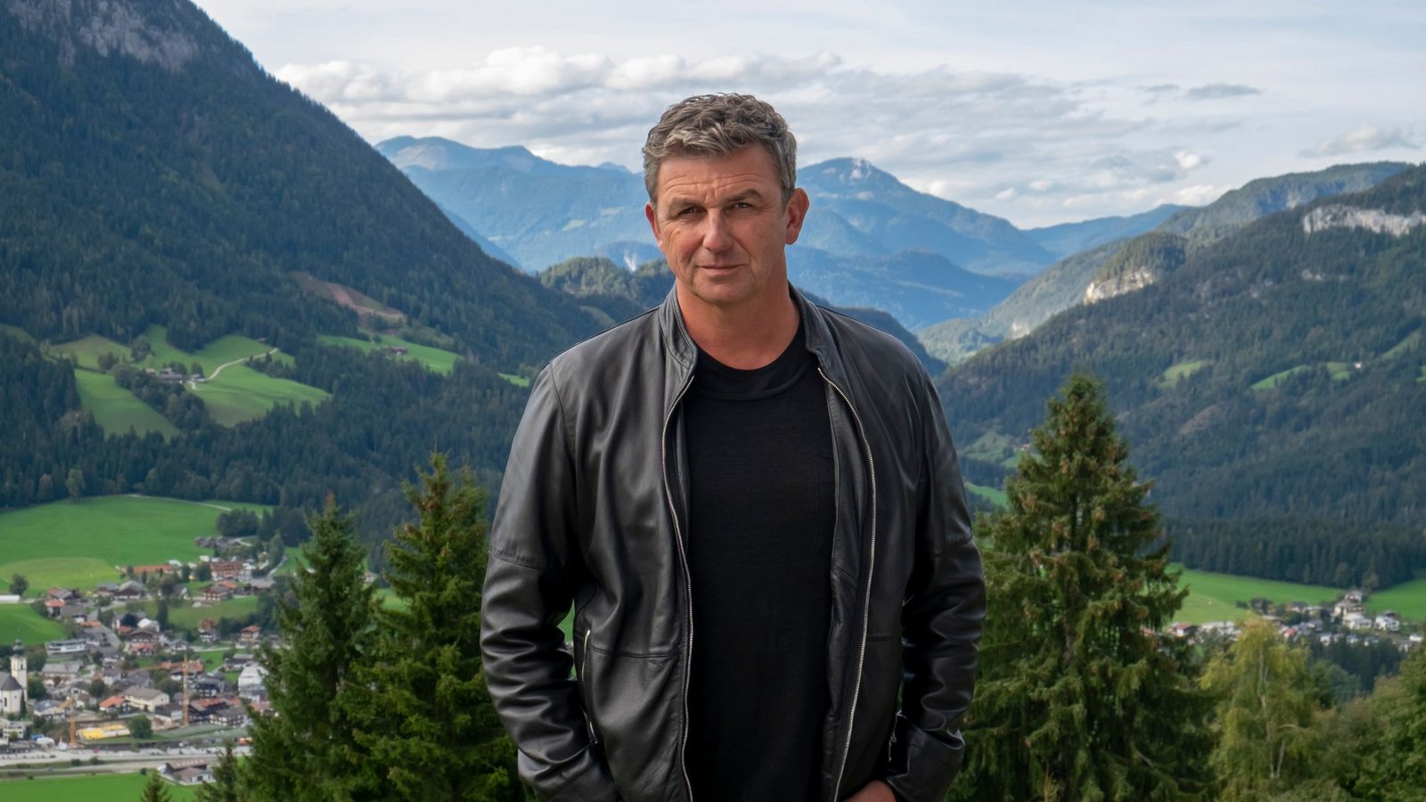 In seiner Rolle als „Bergdoktor“- Dr. Martin Gruber begeistert Hans Sigl seit 2008 die Zuschauer.Foto: ZDF und Erika Hauri/Erika Hauri In seiner Rolle als „Bergdoktor“- Dr. Martin Gruber begeistert Hans Sigl seit 2008 die Zuschauer.Foto: ZDF und Erika Hauri/Erika Hauri