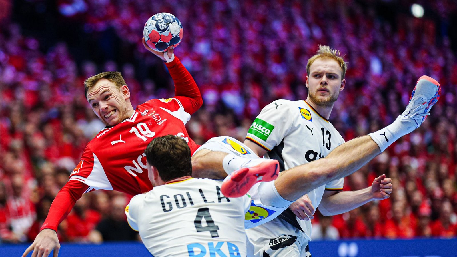 Die deutschen Handballer haben Schwerstarbeit verrichtet – aber die Dänen und Mathias Gidsel nicht stoppen können.Foto: IMAGO/Eibner Die deutschen Handballer haben Schwerstarbeit verrichtet – aber die Dänen und Mathias Gidsel nicht stoppen können.Foto: IMAGO/Eibner