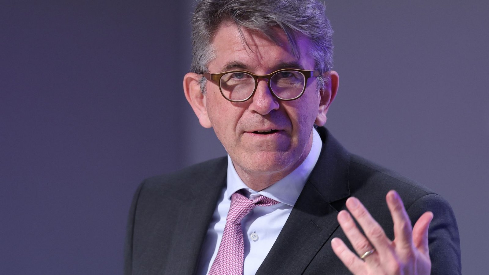 Kulturstaatsminister Wolfram Weimer (parteilos) akzeptiert im Streit mit der Buchhandlung "Zur schwankenden Weltkugel" eine Gerichtsentscheidung. (Archivbild)Foto: Jan Woitas/dpa