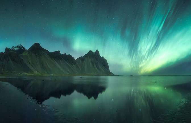 Aurora borealis leuchtet über  der Bucht von Stokksnes Mountains Höfn bei Sveitarfélagið Hornafjörður (Island).<span class='image-autor'>Foto: Imago/Cavan Images</span>