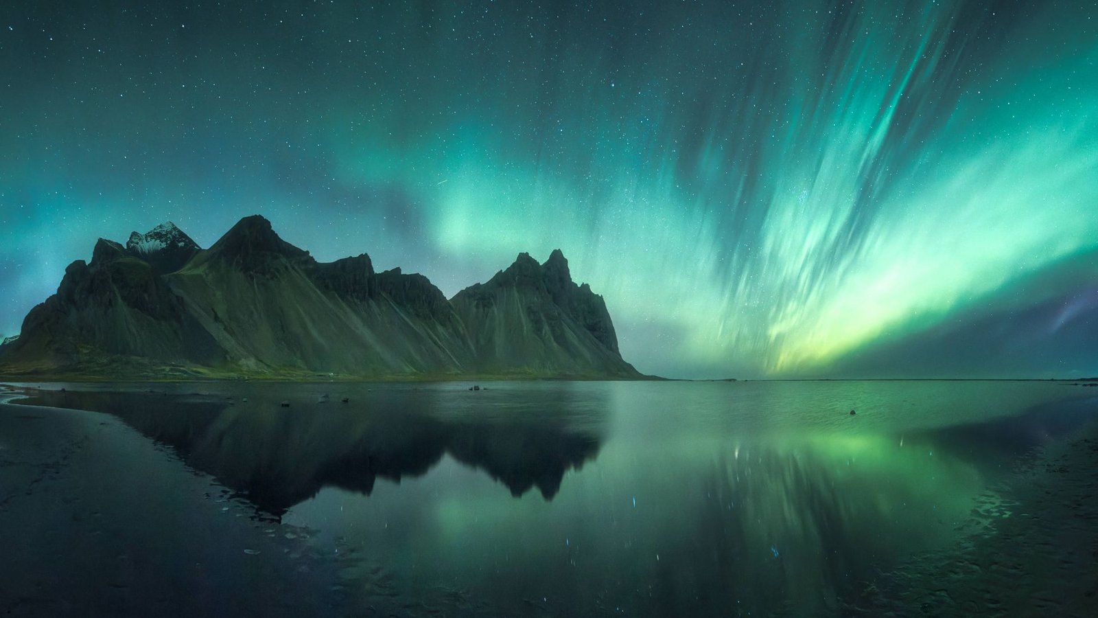 Aurora borealis leuchtet über der Bucht von Stokksnes Mountains Höfn bei Sveitarfélagið Hornafjörður (Island).Foto: Imago/Cavan Images Aurora borealis leuchtet über der Bucht von Stokksnes Mountains Höfn bei Sveitarfélagið Hornafjörður (Island).Foto: Imago/Cavan Images