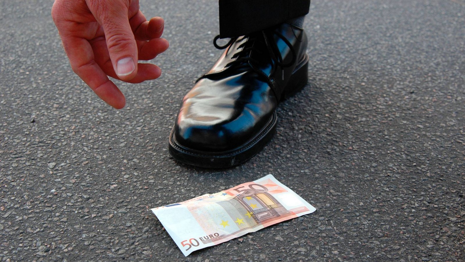 Nicht jeder Fund auf der Straße darf einfach so behalten werden. Das BGB (Bürgerliche Gesetzbuch) entscheidet, was mit den Fundsachen passiert (Symbolbild).Foto: imago stock&people Nicht jeder Fund auf der Straße darf einfach so behalten werden. Das BGB (Bürgerliche Gesetzbuch) entscheidet, was mit den Fundsachen passiert (Symbolbild).Foto: imago stock&people