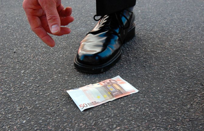 Nicht jeder Fund auf der Straße darf einfach so behalten werden. Das BGB (Bürgerliche Gesetzbuch) entscheidet, was mit den Fundsachen passiert (Symbolbild).<span class='image-autor'>Foto: imago stock&people</span>