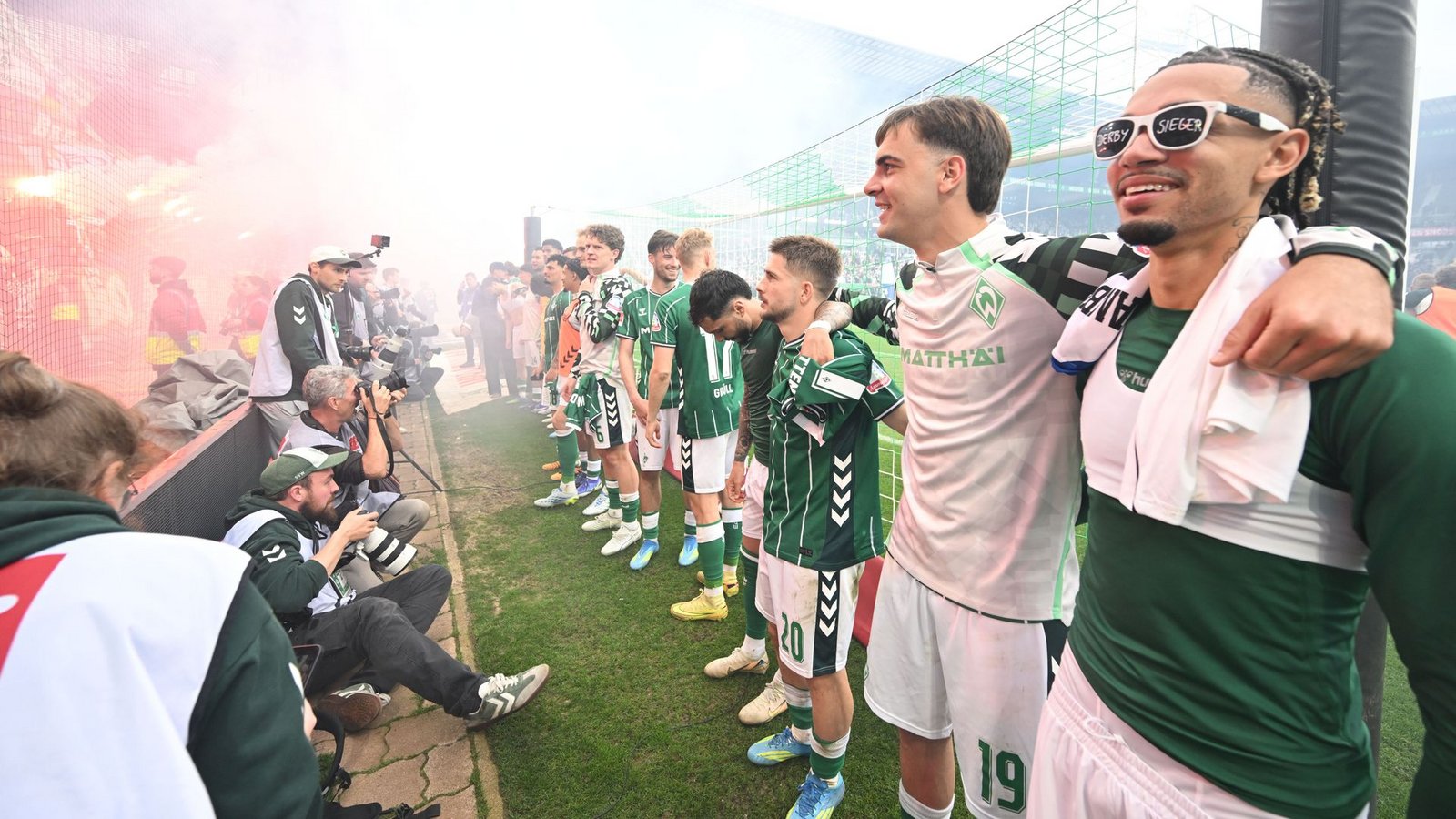 Der Derbysieg soll den Spielern von Werder Bremen neuen Schwung geben. (Archivbild)Foto: Carmen Jaspersen/dpa