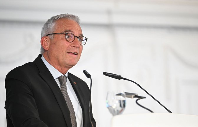 Thomas Strobl lobt redend das Schweigen bei der offiziellen Verabschiedung von Ministerpräsident Winfried Kretschmann.<span class='image-autor'>Foto: Marijan Murat/dpa</span>