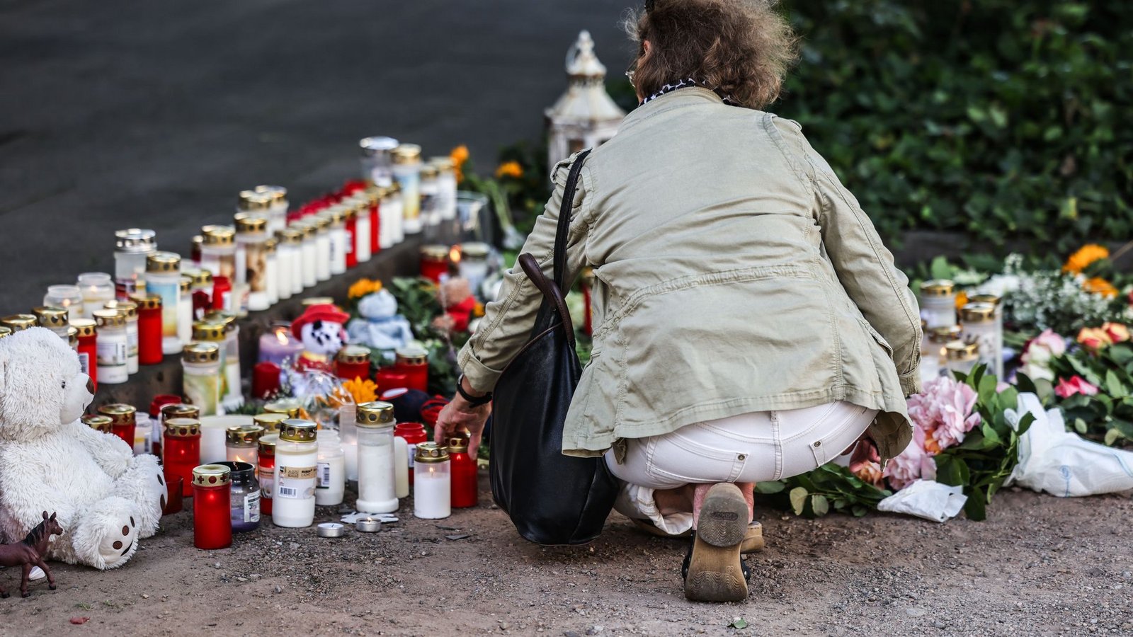 Trauer am Unfallort nach dem schweren Unfall mit zwei toten KindernFoto: Oliver Berg/dpa