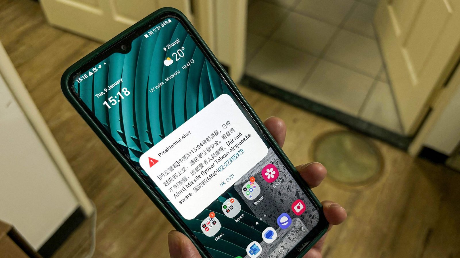 Der Notfallalarm wurde auf Handys verschickt.Foto: AFP/DENE CHEN Der Notfallalarm wurde auf Handys verschickt.Foto: AFP/DENE CHEN
