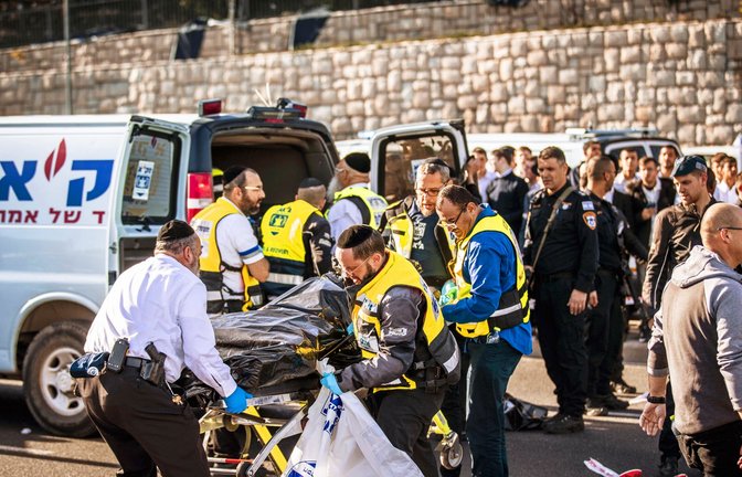 Rettungskräfte am Ort des Anschlags in Jerusalem<span class='image-autor'>Foto: dpa/Stringer</span>