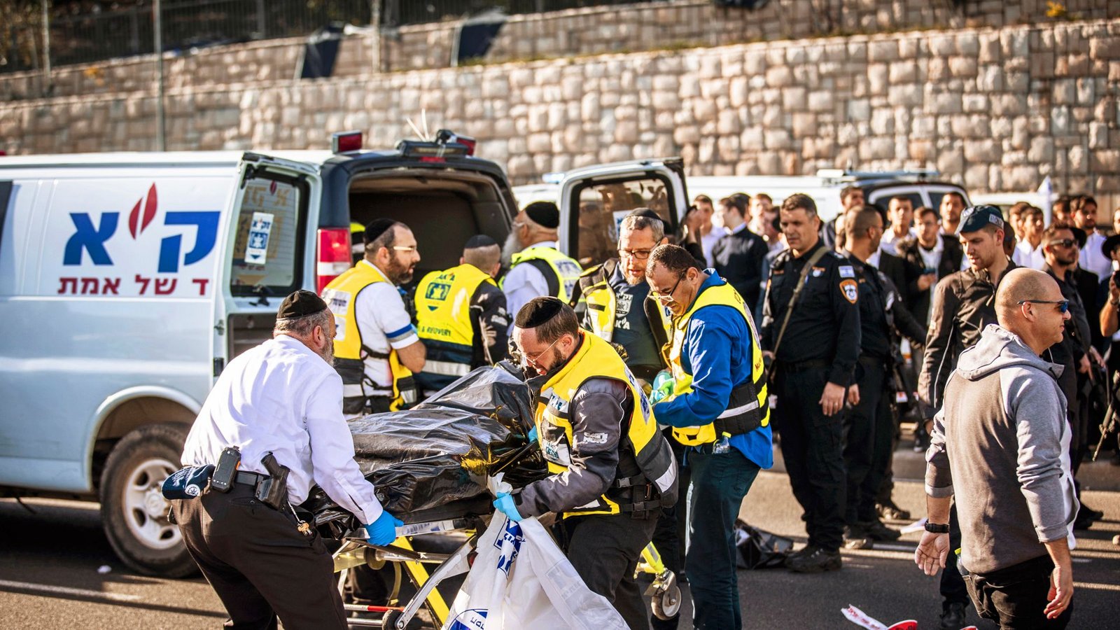 Rettungskräfte am Ort des Anschlags in JerusalemFoto: dpa/Stringer Rettungskräfte am Ort des Anschlags in JerusalemFoto: dpa/Stringer