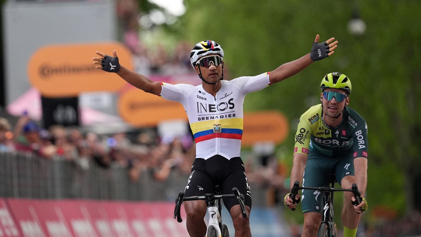 Maximilian Schachmann (r) kam auf der 1. Etappe des Giro d'Italia hinter Jhonatan Narváez als Zweiter ins Ziel.Foto: Massimo Paolone/LaPresse via ZUMA Press/dpa