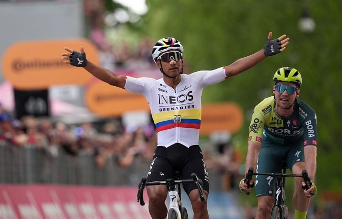 Maximilian Schachmann (r) kam auf der 1. Etappe des Giro d'Italia hinter Jhonatan Narváez als Zweiter ins Ziel.<span class='image-autor'>Foto: Massimo Paolone/LaPresse via ZUMA Press/dpa</span>
