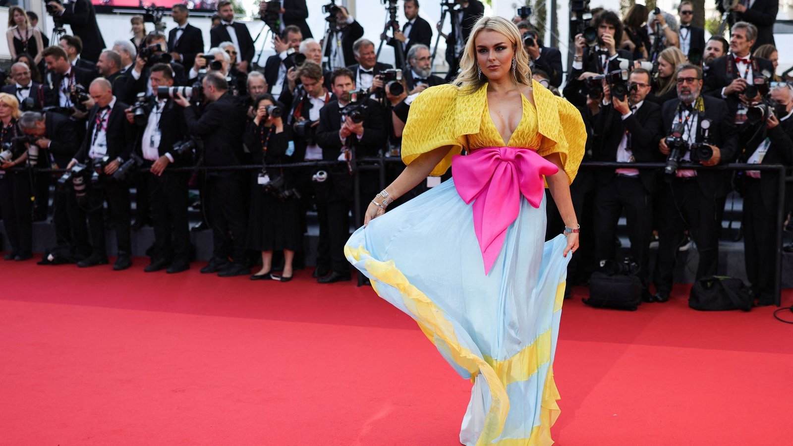 Wie das bunteste Geschenk auf dem Gabentisch – die britische Sängerin Tallia Storm war in einem Kleid von Yanina Couture garantiert nicht zu übersehen.Foto: AFP/VALERY HACHE