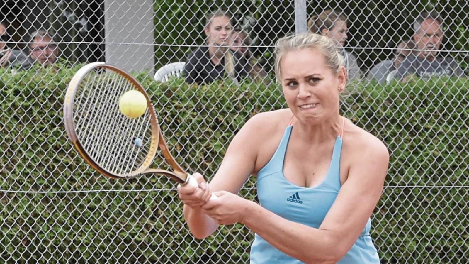 Vanessa Heuberger hat sich mit dem TSV Oberriexingen ein Endspiel gegen den TC Sternenfels erarbeitet. Foto: Leitner