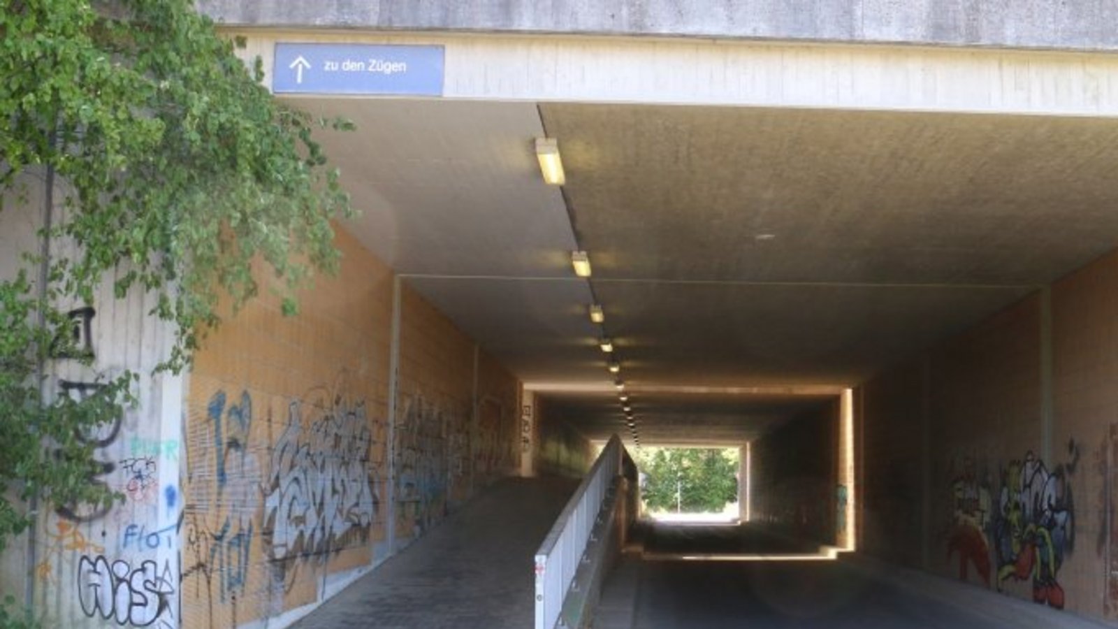 6. Die Unterführung am Bahnhof bietet bei der Getränkestation Schutz vor Sonne und Regen.