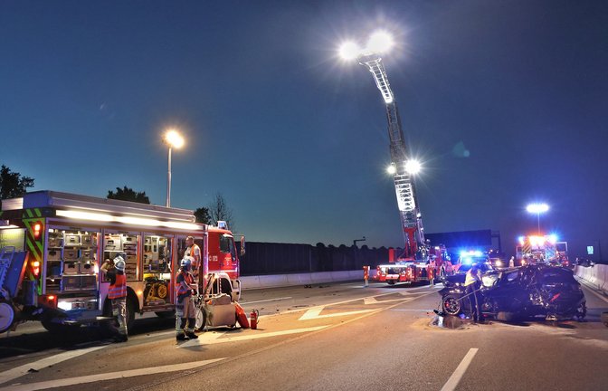 Vollsperrung auf der A 81 bei Münchingen.     Foto: KS-Images.de/Andreas Rometsch
