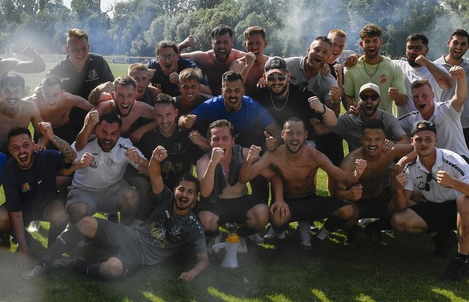 Der TSV Enzweihingen steigt als Meister in die Kreisliga A 3 auf und bejubelt den heiß umkämpften Titelgewinn am letzten Spieltag der Saison. Kapitän Yannic Rähmer nimmt den Meisterwimpel aus den Händen von B-6-Staffelleiter Fritz Siegle entgegen. <span class='image-autor'>Fotos: Leitner</span>