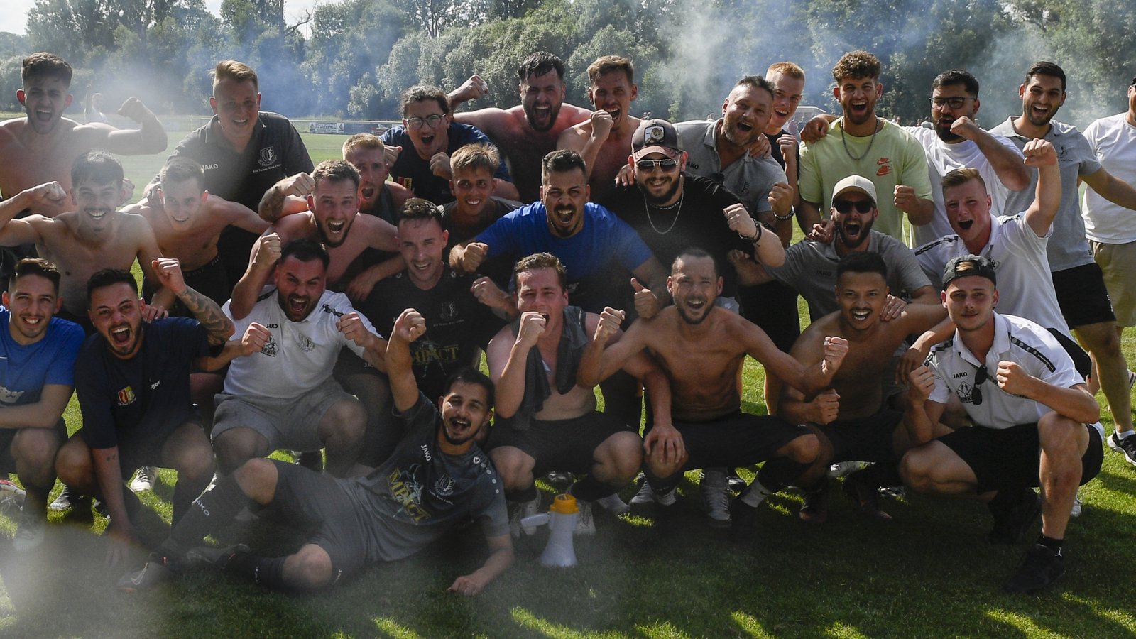 Der TSV Enzweihingen steigt als Meister in die Kreisliga A 3 auf und bejubelt den heiß umkämpften Titelgewinn am letzten Spieltag der Saison. Kapitän Yannic Rähmer nimmt den Meisterwimpel aus den Händen von B-6-Staffelleiter Fritz Siegle entgegen. Fotos: Leitner Der TSV Enzweihingen steigt als Meister in die Kreisliga A 3 auf und bejubelt den heiß umkämpften Titelgewinn am letzten Spieltag der Saison. Kapitän Yannic Rähmer nimmt den Meisterwimpel aus den Händen von B-6-Staffelleiter Fritz Siegle entgegen. Fotos: Leitner