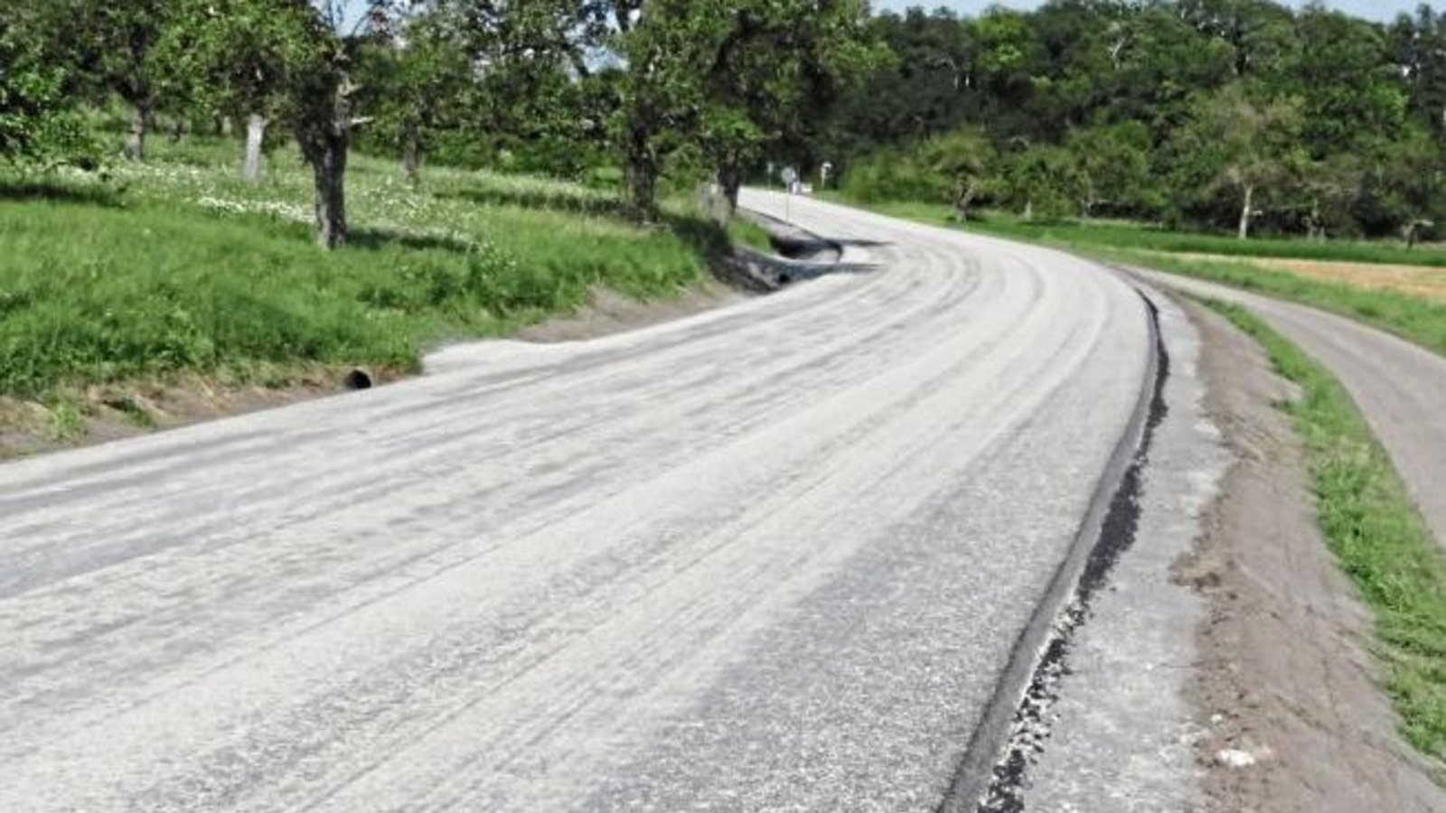 Das sieht doch schon mal gut aus. Die Landesstraße zwischen Horrheim und Ensingen hat in den vergangenen Tagen den Endbelag erhalten. In dieser Woche soll die Markierung aufgebracht werden. Foto: Arning Das sieht doch schon mal gut aus. Die Landesstraße zwischen Horrheim und Ensingen hat in den vergangenen Tagen den Endbelag erhalten. In dieser Woche soll die Markierung aufgebracht werden. Foto: Arning