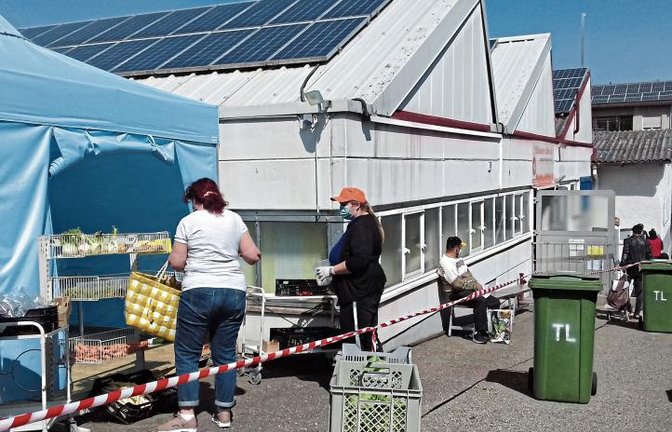 Mit Absperrbändern wird den Kunden der Weg vorgegeben.  Foto: Filitz