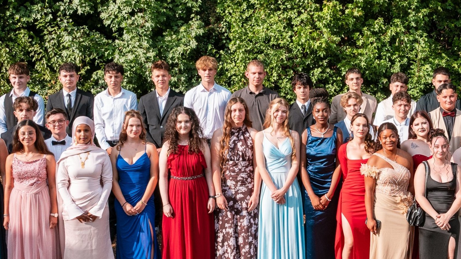Zum Abschied wird gemeinsam gefeiert: die Absolventinnen und Absolventen der Schlossbergschule Vaihingen.  Foto: jophiafotografie