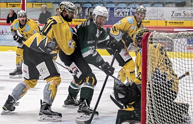 Selbst drei Bayreuther – Mathias Müller (links), Martin Heider (hinten) und Goalie Tomas Vosvrda – können Bietigheims Center Justin Kelly (Mitte) nicht am Abschluss hindern. Foto: Simecek