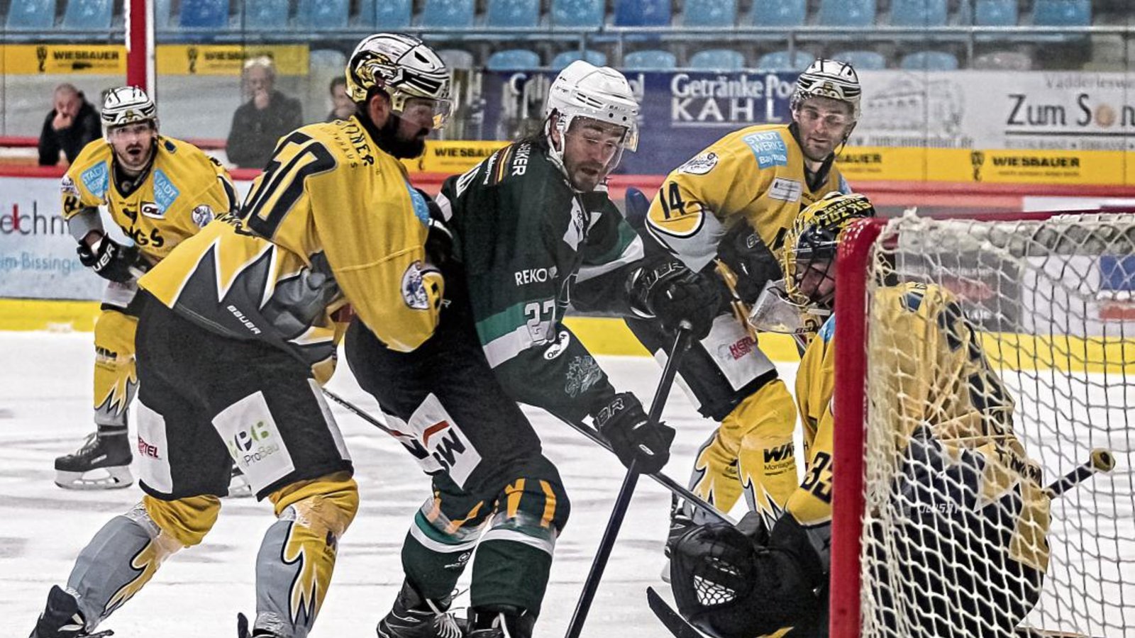 Selbst drei Bayreuther – Mathias Müller (links), Martin Heider (hinten) und Goalie Tomas Vosvrda – können Bietigheims Center Justin Kelly (Mitte) nicht am Abschluss hindern. Foto: Simecek Selbst drei Bayreuther – Mathias Müller (links), Martin Heider (hinten) und Goalie Tomas Vosvrda – können Bietigheims Center Justin Kelly (Mitte) nicht am Abschluss hindern. Foto: Simecek