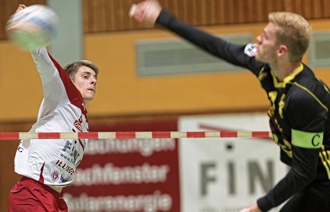 Im Blockduell an der Leine hat Vaihingens Jakob Kilpper (links) gegen Pfungstadts Patrick Thomas meist das Nachsehen. Foto: Küppers