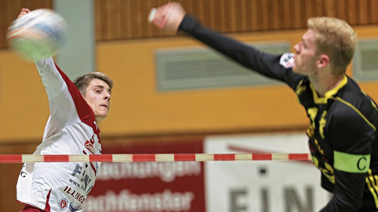 Im Blockduell an der Leine hat Vaihingens Jakob Kilpper (links) gegen Pfungstadts Patrick Thomas meist das Nachsehen. Foto: Küppers