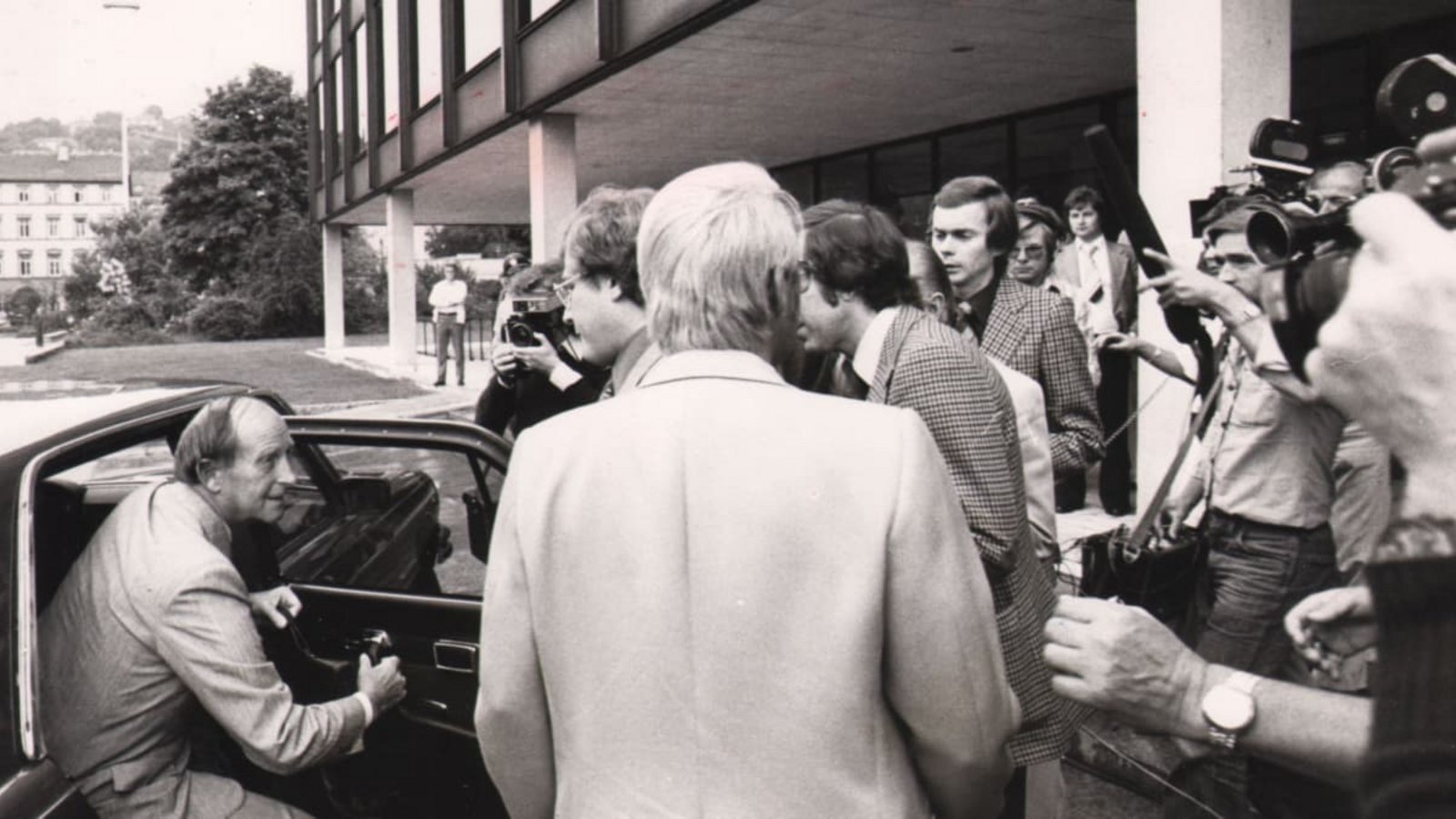 Hans Filbinger (links) steigt aus seinem Mercedes 450 SEL. Kurz darauf verkündet er seinen Rücktritt.Kraufmann Hans Filbinger (links) steigt aus seinem Mercedes 450 SEL. Kurz darauf verkündet er seinen Rücktritt.Kraufmann