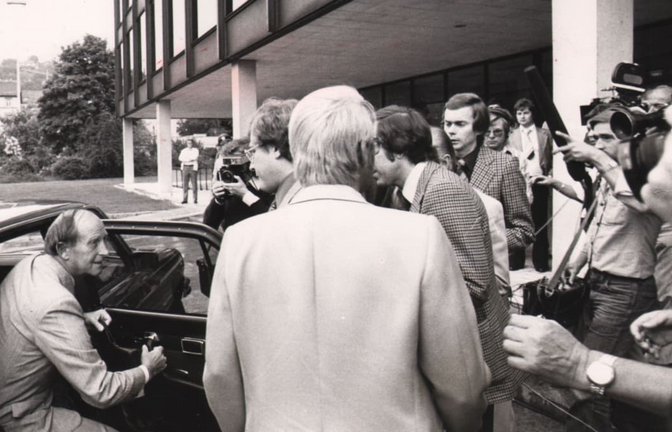 Hans Filbinger (links) steigt aus seinem Mercedes 450 SEL. Kurz darauf verkündet er seinen Rücktritt.<span class='image-autor'>Kraufmann</span>