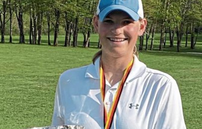 Stolz präsentiert Helen Briem vom Stuttgarter GC Solitude ihren Meisterpokal bei den deutschen Lochspieltitelkämpfen. Foto: privat