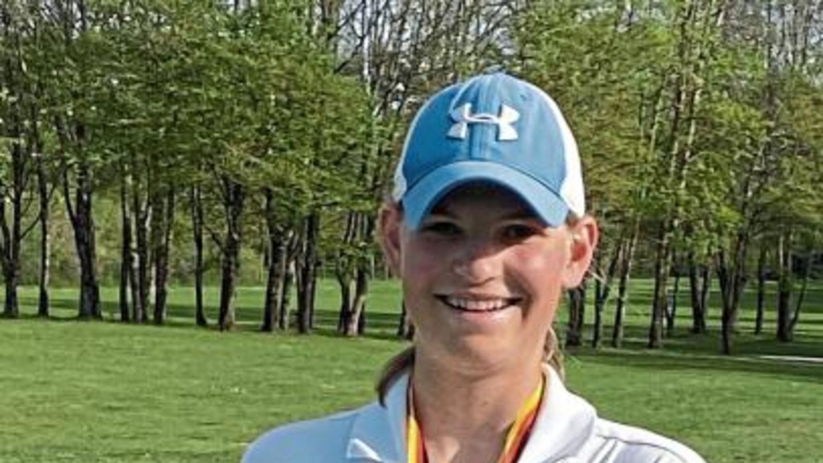 Stolz präsentiert Helen Briem vom Stuttgarter GC Solitude ihren Meisterpokal bei den deutschen Lochspieltitelkämpfen. Foto: privat Stolz präsentiert Helen Briem vom Stuttgarter GC Solitude ihren Meisterpokal bei den deutschen Lochspieltitelkämpfen. Foto: privat