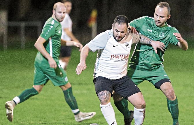 Statt am Strudelbach trägt Pasquale Arena (Mitte) in Zukunft am Unteren Egelsee als Spielertrainer die Verantwortung. Foto: Küppers