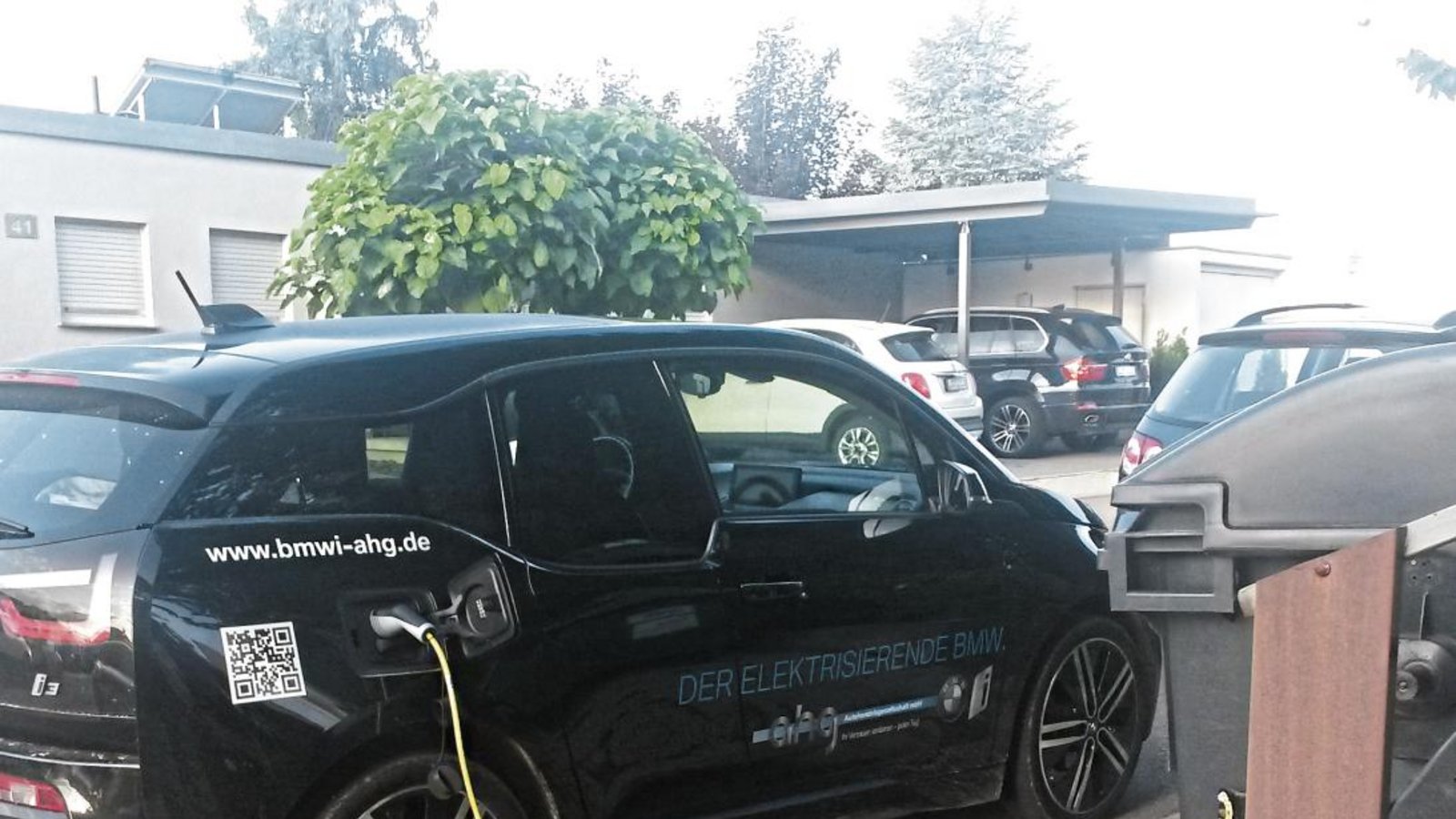 Für alle, die ihren Stromer nicht in der Garage anschließen können, heißt es: Kabeltrommel raus und das Auto in Hausnähe abgestellt. Foto: Rostek Für alle, die ihren Stromer nicht in der Garage anschließen können, heißt es: Kabeltrommel raus und das Auto in Hausnähe abgestellt. Foto: Rostek