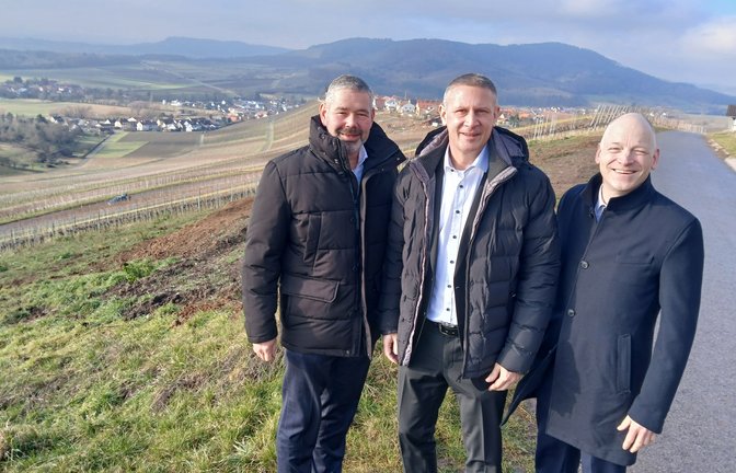 Der Ausblick stimmt und passt zu dem, was die Vorstandsmitglieder der VR-Bank Ludwigsburg Heiko Herbst, Frank Kraaz und Timm Häberle (von links) vermitteln möchten: Die VR-Bank ist ortsverbunden und gibt einen positiven Ausblick aufs neue Jahr.  <span class='image-autor'>Foto: Müller</span>