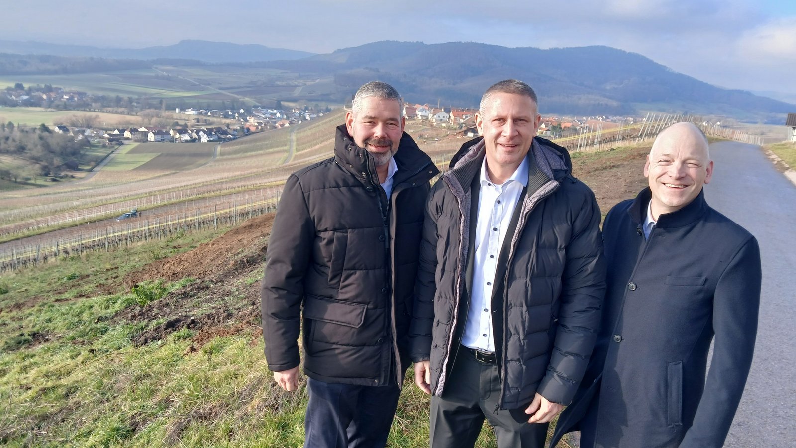 Der Ausblick stimmt und passt zu dem, was die Vorstandsmitglieder der VR-Bank Ludwigsburg Heiko Herbst, Frank Kraaz und Timm Häberle (von links) vermitteln möchten: Die VR-Bank ist ortsverbunden und gibt einen positiven Ausblick aufs neue Jahr. Foto: Müller Der Ausblick stimmt und passt zu dem, was die Vorstandsmitglieder der VR-Bank Ludwigsburg Heiko Herbst, Frank Kraaz und Timm Häberle (von links) vermitteln möchten: Die VR-Bank ist ortsverbunden und gibt einen positiven Ausblick aufs neue Jahr. Foto: Müller