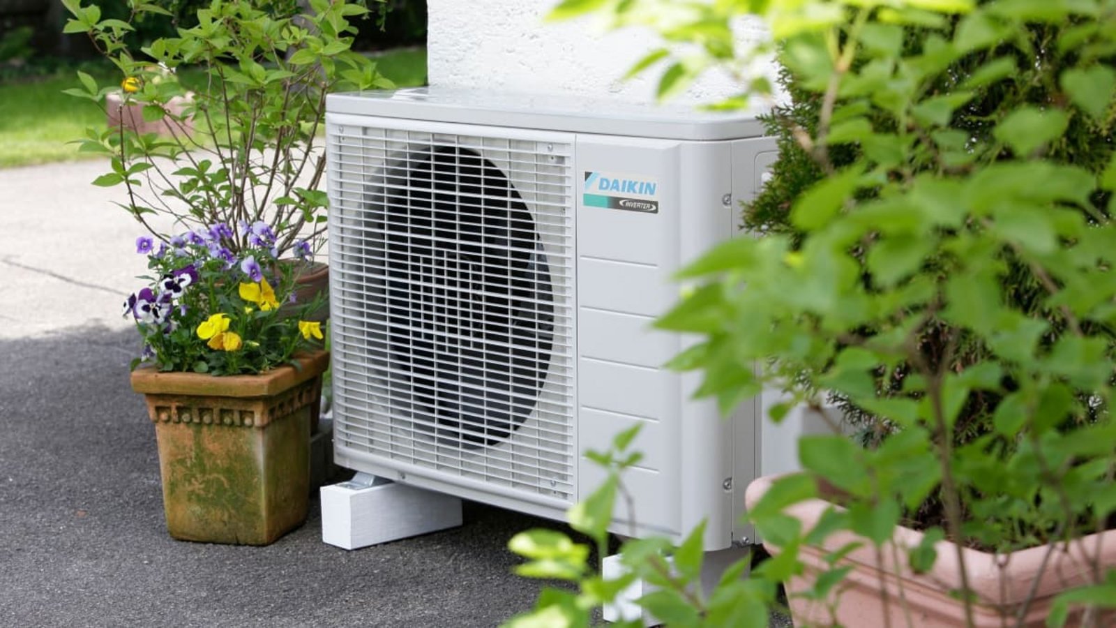 Sogenannte Split-Klimaanlagen werden immer beliebter. Doch Mieter brauchen zum Einbau die Genehmigung des Vermieters.Daikin Airconditioning Germany GmbH/obs/dpa