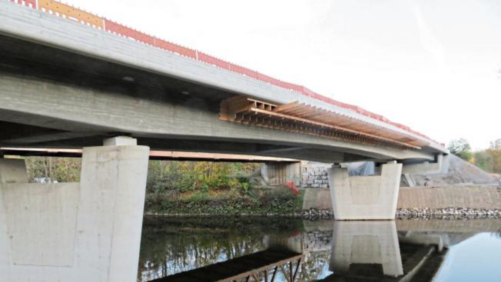 Endspurt beim Bau der Enzbrücke am Unteren Egelsee in Vaihingen. In der vergangenen Woche wurde die Deckschicht aufgebracht. An den Anschlussbereichen wird gearbeitet. Jetzt fehlt noch das Geländer an der knapp 100 Meter langen Spannbetonbrücke. „Wir rechnen damit, dass der Verkehr in der Woche ab dem 21. Dezember auf die alte Trasse umgelegt werden kann“, macht Projektleiterin Ulrike Conle vom Regierungspräsidium auf Nachfrage der VKZ Hoffnung auf ein „Weihnachtsgeschenk“ für die Autofahrer. Die alte Brücke, mit der die Bundesstraße 10 die Enz überquerte, war im Oktober vergangenen Jahres gesprengt worden. Foto: Arning Endspurt beim Bau der Enzbrücke am Unteren Egelsee in Vaihingen. In der vergangenen Woche wurde die Deckschicht aufgebracht. An den Anschlussbereichen wird gearbeitet. Jetzt fehlt noch das Geländer an der knapp 100 Meter langen Spannbetonbrücke. „Wir rechnen damit, dass der Verkehr in der Woche ab dem 21. Dezember auf die alte Trasse umgelegt werden kann“, macht Projektleiterin Ulrike Conle vom Regierungspräsidium auf Nachfrage der VKZ Hoffnung auf ein „Weihnachtsgeschenk“ für die Autofahrer. Die alte Brücke, mit der die Bundesstraße 10 die Enz überquerte, war im Oktober vergangenen Jahres gesprengt worden. Foto: Arning