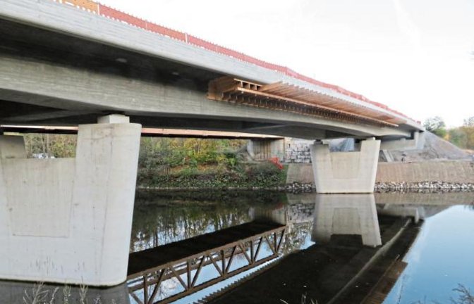 Endspurt beim Bau der Enzbrücke am Unteren Egelsee in Vaihingen. In der vergangenen Woche wurde die Deckschicht aufgebracht. An den Anschlussbereichen wird gearbeitet. Jetzt fehlt noch das Geländer an der knapp 100 Meter langen Spannbetonbrücke. „Wir rechnen damit, dass der Verkehr in der Woche ab dem 21. Dezember auf die alte Trasse umgelegt werden kann“, macht Projektleiterin Ulrike Conle vom Regierungspräsidium auf Nachfrage der VKZ Hoffnung auf ein „Weihnachtsgeschenk“ für die Autofahrer. Die alte Brücke, mit der die Bundesstraße 10 die Enz überquerte, war im Oktober vergangenen Jahres gesprengt worden.  Foto: Arning
