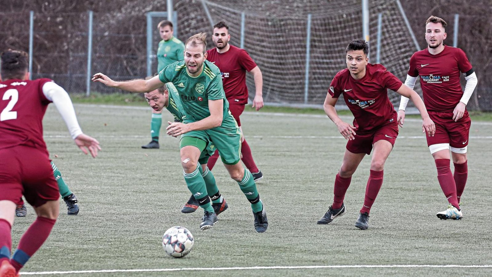 Für den SV Iptingen (am Ball Christoph Glashauser) lief es gestern überhaupt nicht. Der Wind und der TSV Enzweihingen kauften ihnen den Schneid ab. Am Ende stand eine 1:3-Pleite. Foto: Küppers