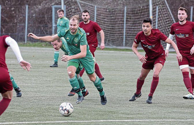 Für den SV Iptingen (am Ball Christoph Glashauser) lief es gestern überhaupt nicht. Der Wind und der TSV Enzweihingen kauften ihnen den Schneid ab. Am Ende stand eine 1:3-Pleite. Foto: Küppers