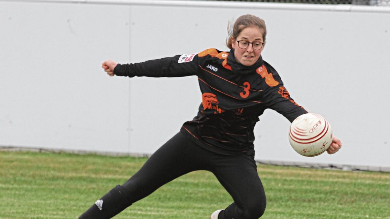 Ob Faustball (Bild) oder Fußball – Anna Winkler liebt das Spiel mit der Lederkugel. Foto: Archiv/Nachreiner Ob Faustball (Bild) oder Fußball – Anna Winkler liebt das Spiel mit der Lederkugel. Foto: Archiv/Nachreiner