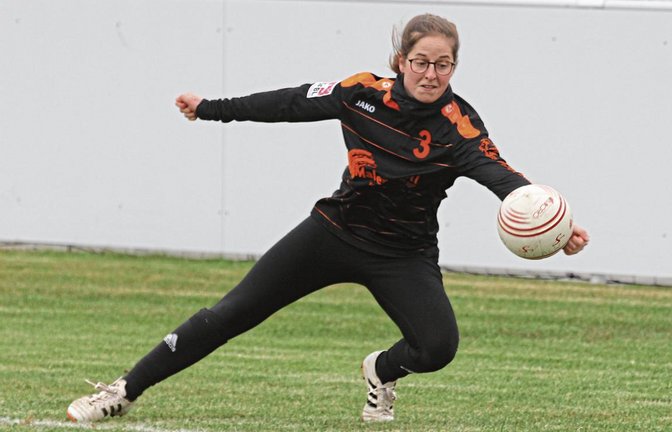 Ob Faustball (Bild) oder Fußball – Anna Winkler liebt das Spiel mit der Lederkugel. Foto: Archiv/Nachreiner